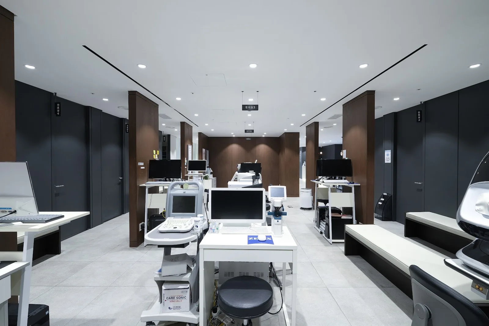 Eye examination room at SNU Eye Clinic